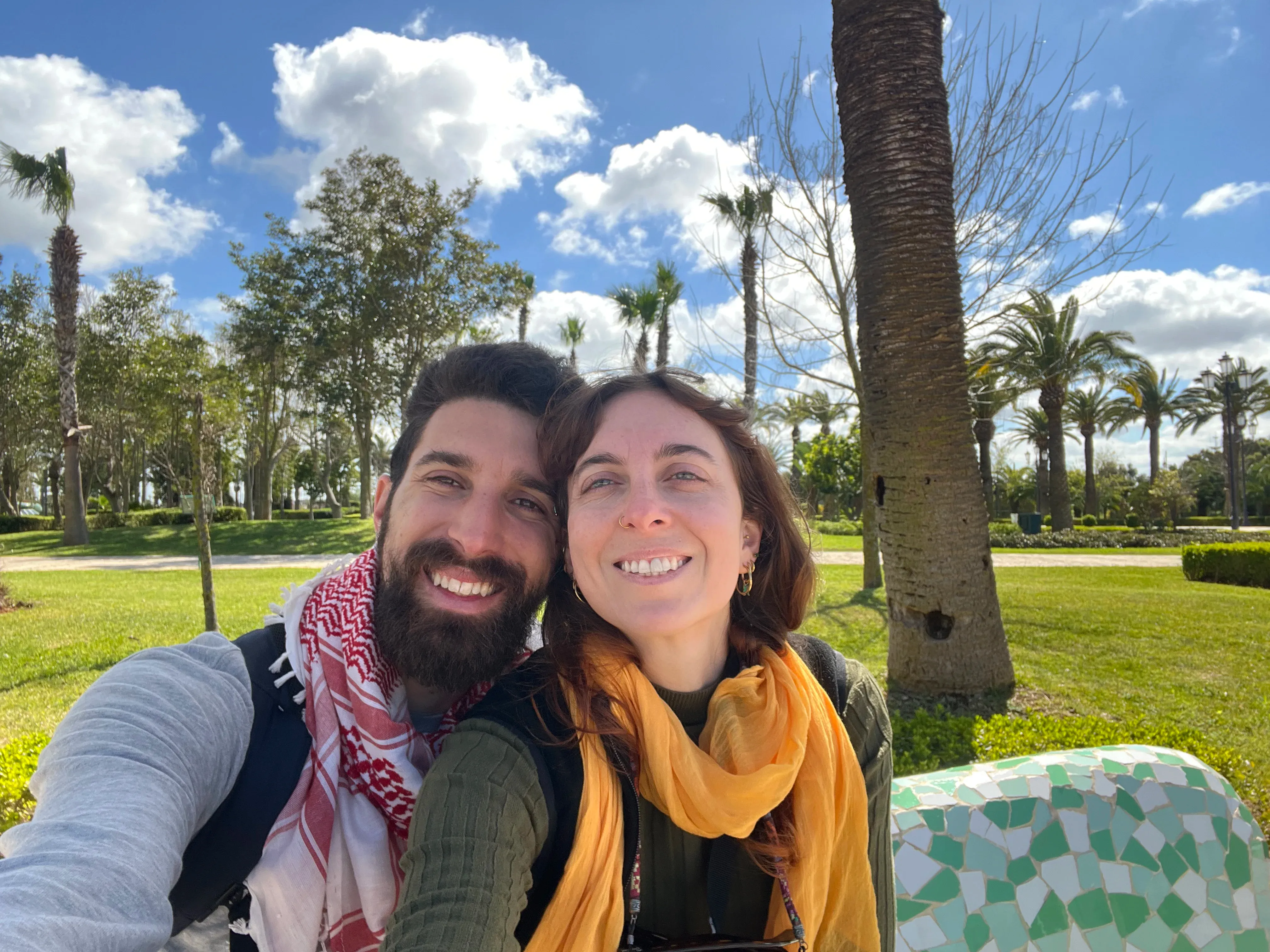 Mirco e Jamaica davanti al camper in un paesaggio naturale