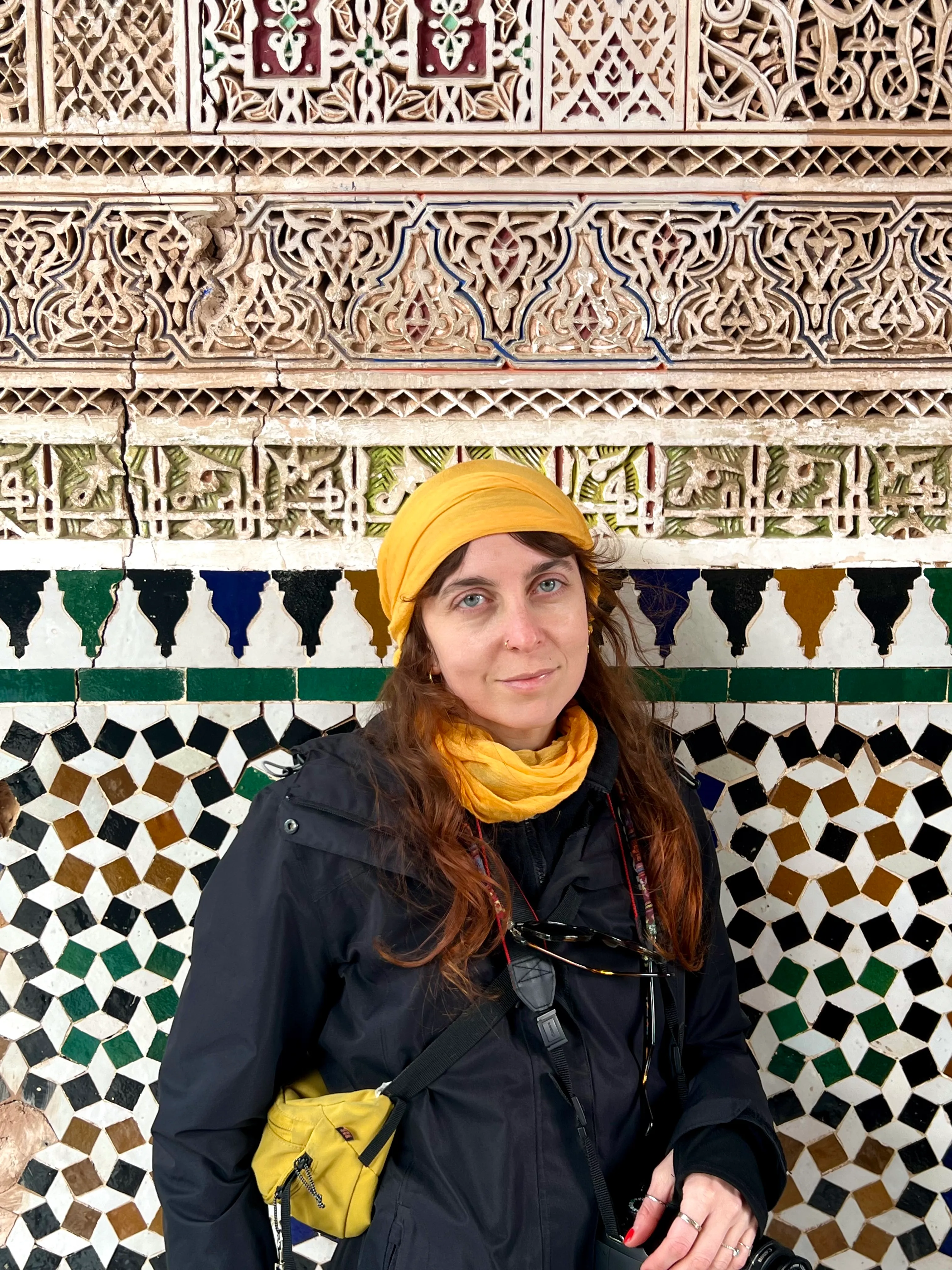 Jamaica circondata dai colori del palazzo El Bahia, Marocco