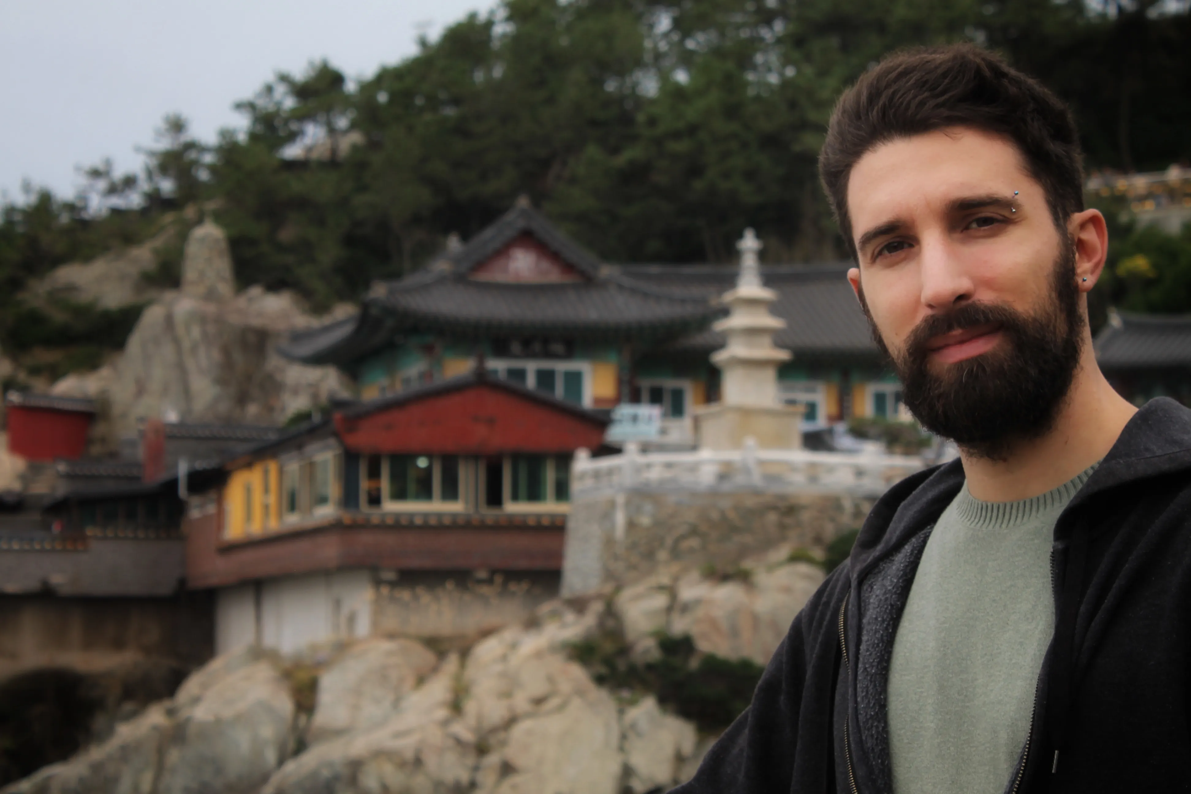 Mirco affacciato lungo la scogliera del tempio buddista Haedong Yonggungsa, Corea del Sud